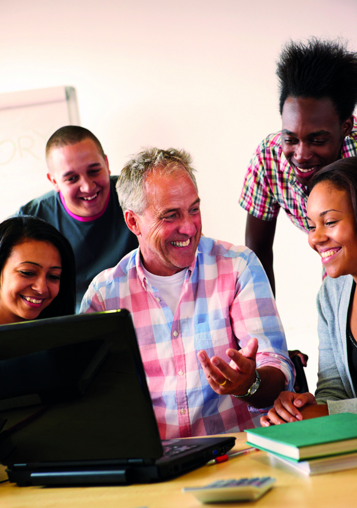 Teachers with students and laptop 