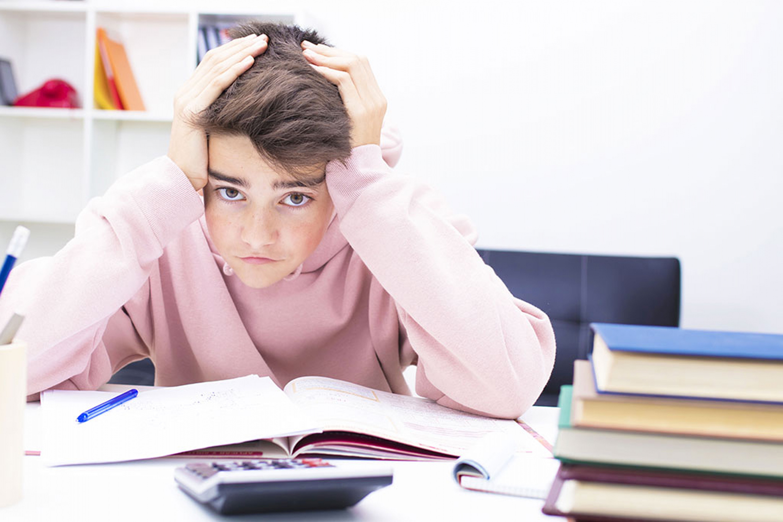 Обучение и стресс. Стоковые картинки подростка за столом. Pupil who is doing homework. Stressed Learners gifs.