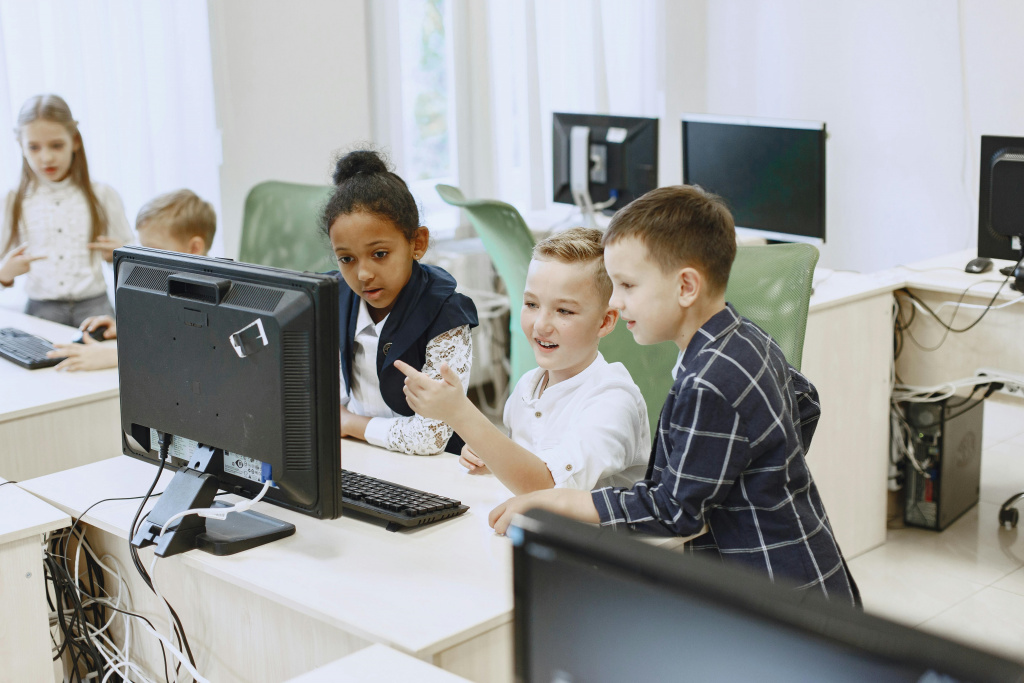 Elementary school children using an AI program on a computer.